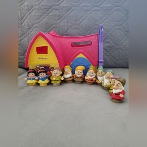 2012 Fisher Price Little People Snow White’s Cottage Playset with 10 Figures